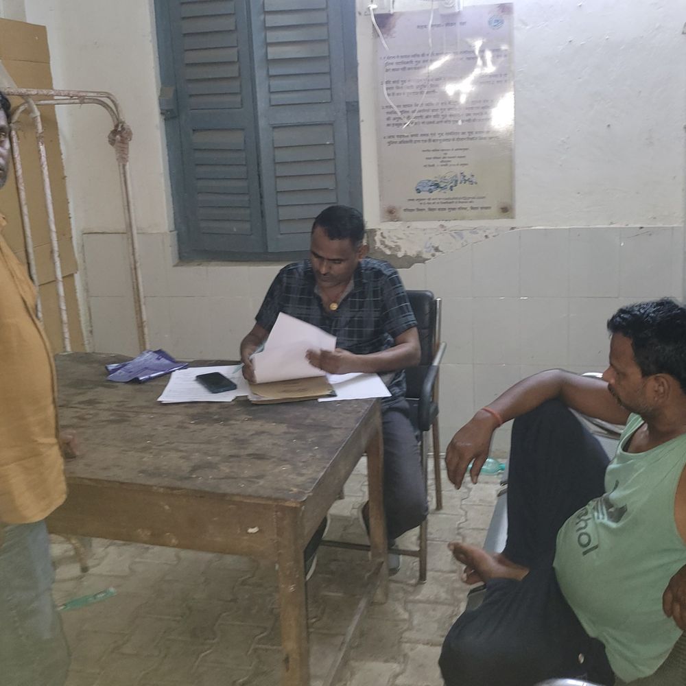 ट्रैक्टर ने बाइक सवार दो दोस्तों को मारी टक्कर:गैराज मालिक की मौत, दूसरे की हालत नाजुक; खेत से घर लौटते समय हुआ हादसा