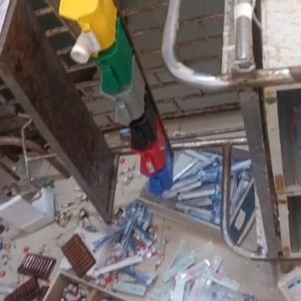 पूर्णिया GMCH में मरीज के परिजनों ने की तोड़फोड़:सरकारी एंबुलेंस से निजी क्लिनीक जाना चाह रहे थे, मना करने पर भड़के