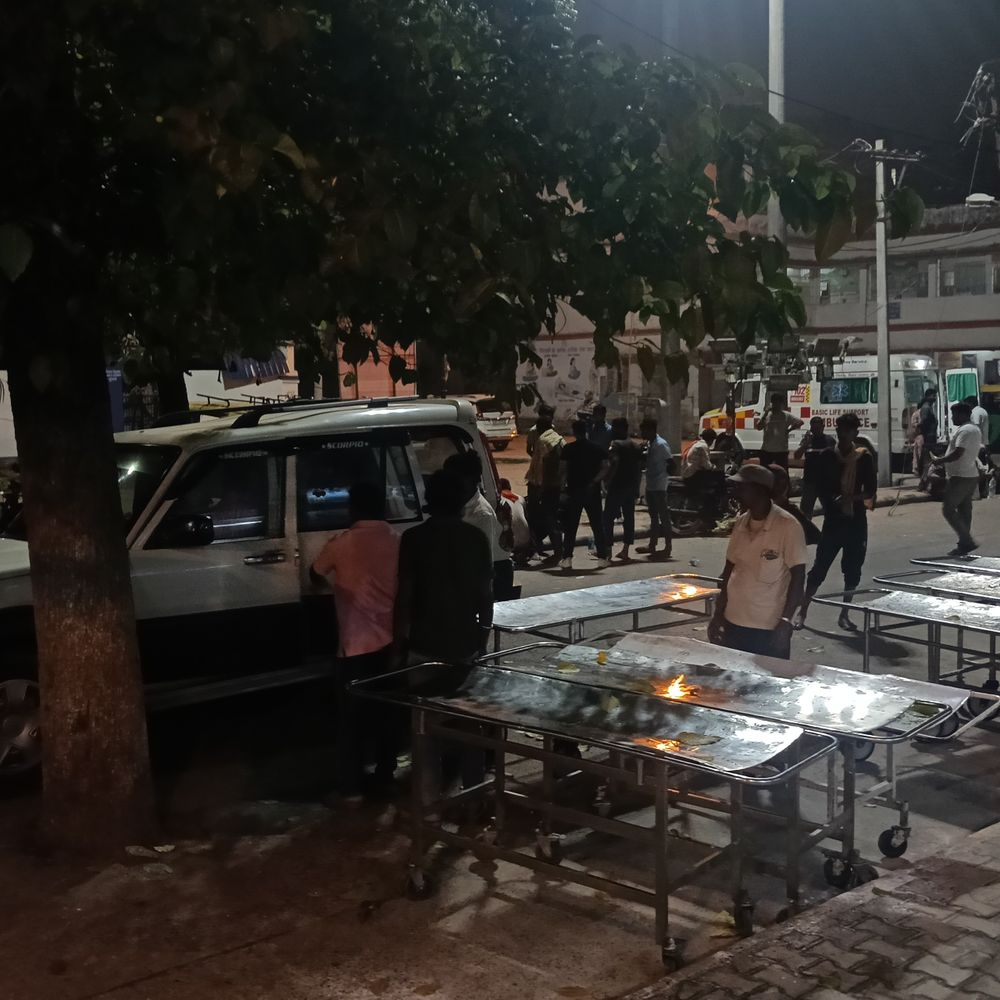 पूर्णिया में सरकारी चावल लदा ट्रैक्टर अनियंत्रित होकर पलटी:मजदूर की मौत, चालक की हालत नाजुक; सड़क पर लड़ रहे दो सांड को बचाने में हुआ हादसा