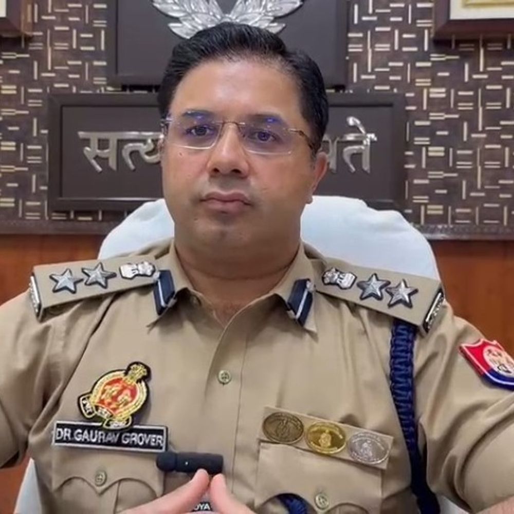 अयोध्या कप्तान ने कई थानों के प्रभारी बदले:नए तैनाती स्थल पर संभाला कार्यभार, सुमित कुमार को रामजन्मभूमि थाने की जिम्मेदारी