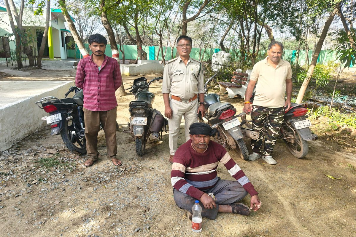 नील गाय के मांस को बेचने ले जाते एक शिकारी पकड़ा, तीन फरार