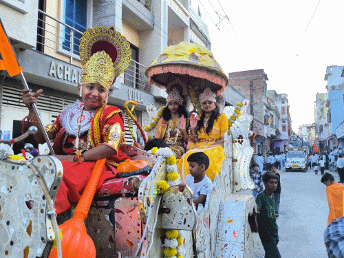 सलूंबर में हनुमान जयंती पर निकली भव्य शोभायात्रा:कोठारिया महादेव मंदिर से हुई शुरू, हजारों की संख्या में पहुंचे श्रद्धालु