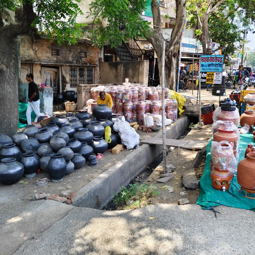 खरगोन में राजस्थानी गागर से बारिश-अंकुरण परीक्षण:अक्षय तृतीया पर 50 हजार मटकी पूजन, रंगरोगन कर तैयार की