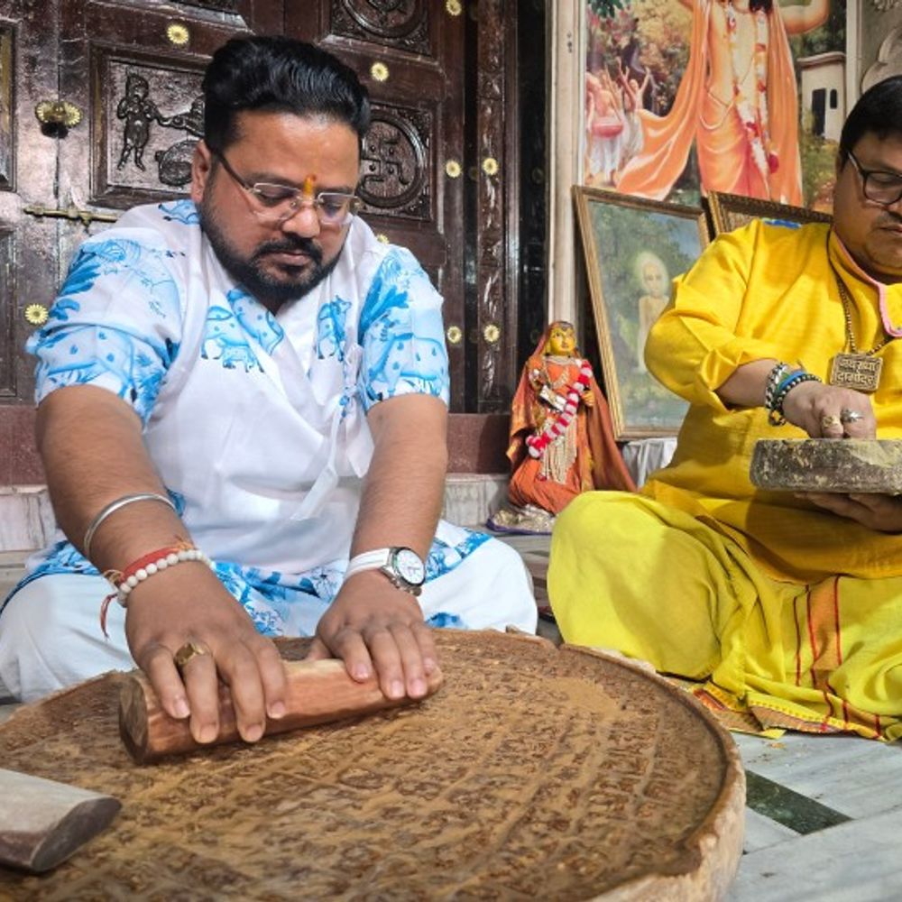 वृंदावन के मंदिरों में अक्षय तृतीया की तैयारी शुरू:भगवान को अर्पित किए जाने वाले चंदन का तैयार हो रहा लेप,सर्वांग दर्शन देंगे भगवान राधा दामोदर लाल