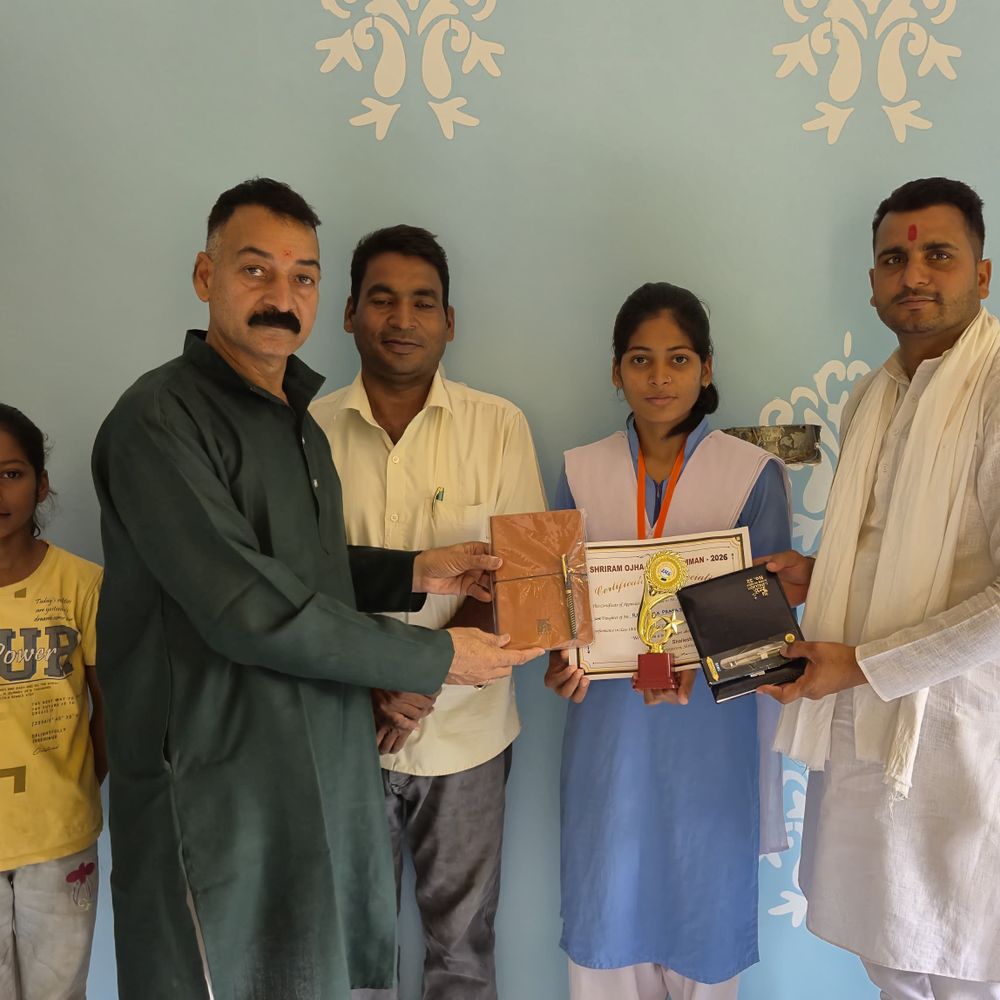 ब्रह्मपुर में मैट्रिक परीक्षा में प्रखंड टॉपर को मिला सम्मान:श्रीराम ओझा ट्रस्ट ने किया सम्मानित, प्रदेश में 8वां स्थान हासिल किया था