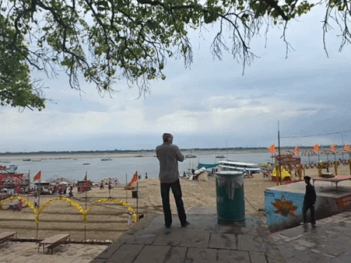 वाराणसी के आसमान में छाए काले घने बादल:6KM की रफ्तार से चली तेज हवा, विशेषज्ञ बोले-लो प्रेशर की वजह से अचानक बदला मौसम