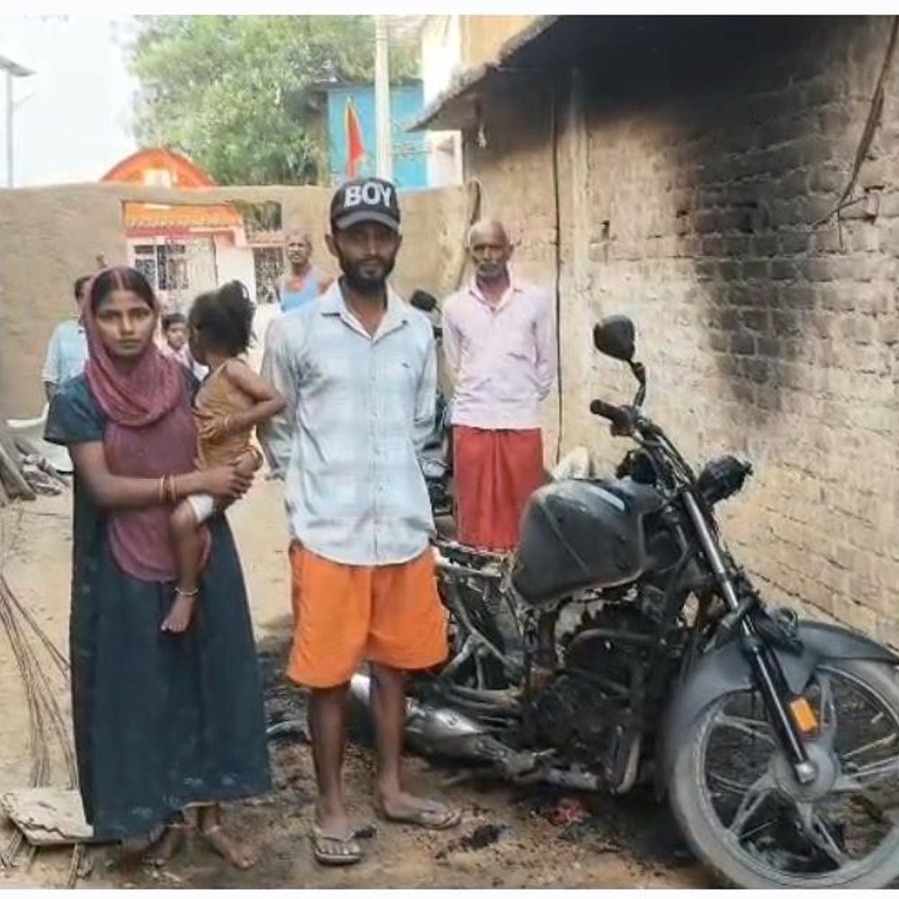 अपराधियों ने बाइक में लगाई आग:घर के बाहर खड़ी बाइक जलकर राख, एक लाख का नुकसान; परिजनों ने कहा-किसी से दुश्मनी नहीं