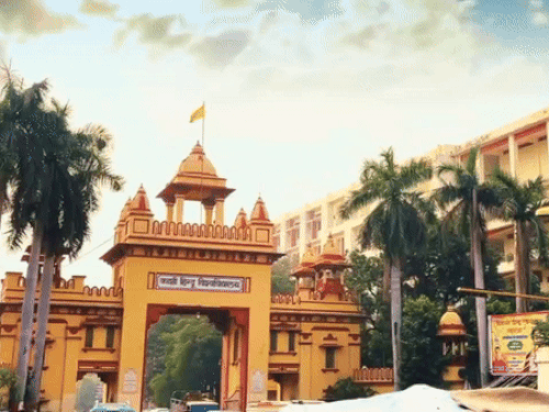 BHU में सपानेता ने जाति पूछकर छात्र से की मारपीट:पीड़ित में दर्ज कराया मुकदमा, पुलिस आरोपी के तलाश में जुटी