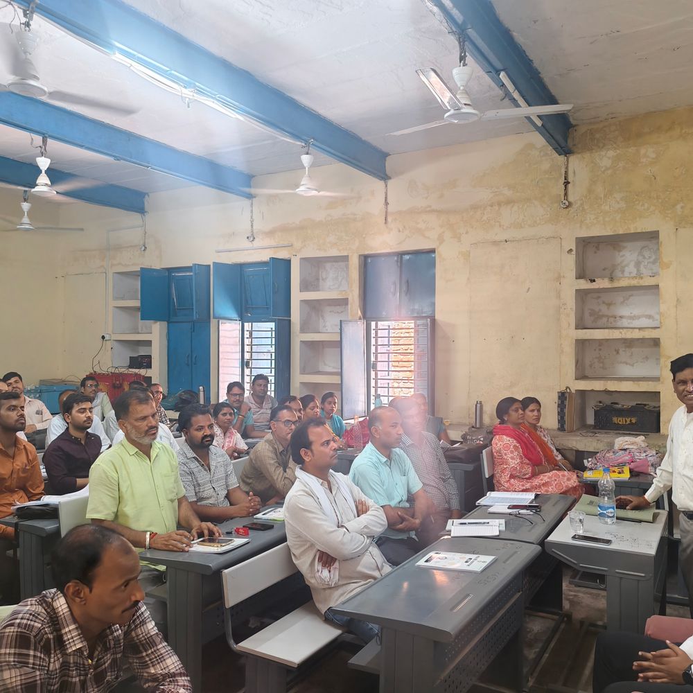 जनगणना ट्रेनिंग में बिना पंखे-कूलर के बैठे रहे शिक्षक:दतिया में गर्मी के बीच CM राइज स्कूल में पहले से नहीं जांची गईं व्यवस्थाएं