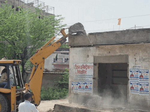 अजमेर में लोहागल-जनाना रोड पर चला बुलडोज़र:6 लेन सड़क के लिए 4 किमी में हटे अतिक्रमण,अधिकारी के मकान पर भी उठा विवाद