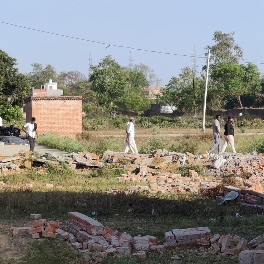 सीतापुर में 18 बीघा अवैध प्लॉटिंग पर चला बुलडोजर:सिटी मजिस्ट्रेट के नेतृत्व में हुई कार्रवाई, बिना लेआउट के हो रही थी प्लॉटिंग