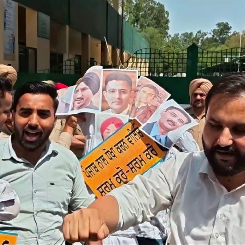 बरनाला में आप का राजिंदर गुप्ता के दलबदल पर प्रदर्शन:ट्राइडेंट फैक्ट्री की दीवार पर ‘गद्दार’ लिखकर जताया विरोध, भाजपा के खिलाफ नारेबाजी की