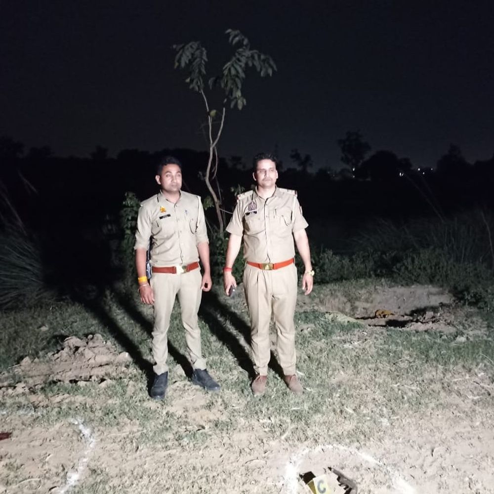 बुलंदशहर में दो इनामी बदमाश मुठभेड़ के बाद गिरफ्तार:हत्या के आरोपी बदमाशों से अवैध हथियार और डीबीआर बरामद