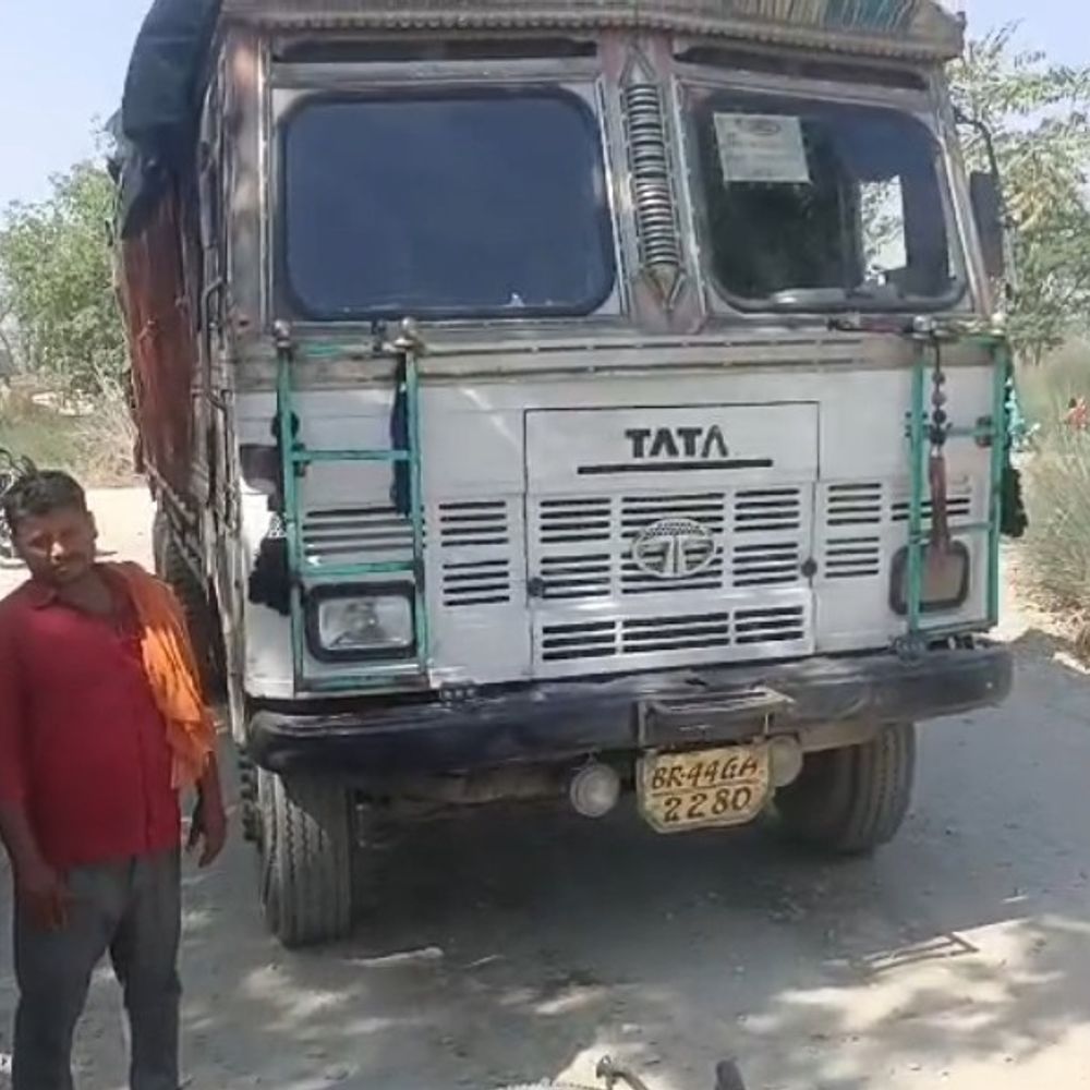 बारात से लौट रहे युवक की सड़क हादसे में मौत:बक्सर में ट्रक की टक्कर से गई जान, बहन की शादी से पहले पसरा मातम