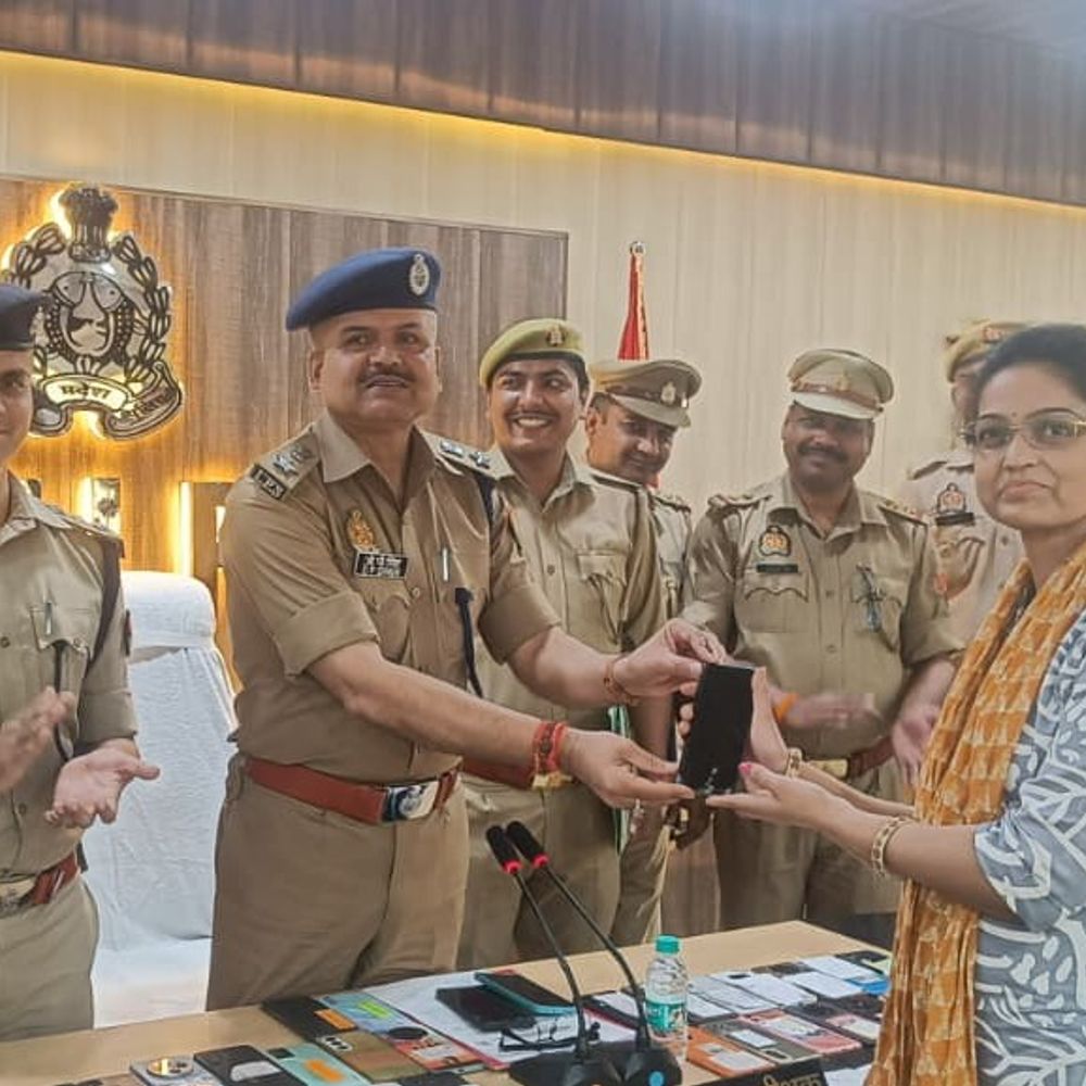 कासगंज पुलिस ने 75 गुम मोबाइल फोन बरामद किए:CEIR पोर्टल की मदद से 26 लाख रुपये के फोन मालिकों को मिले
