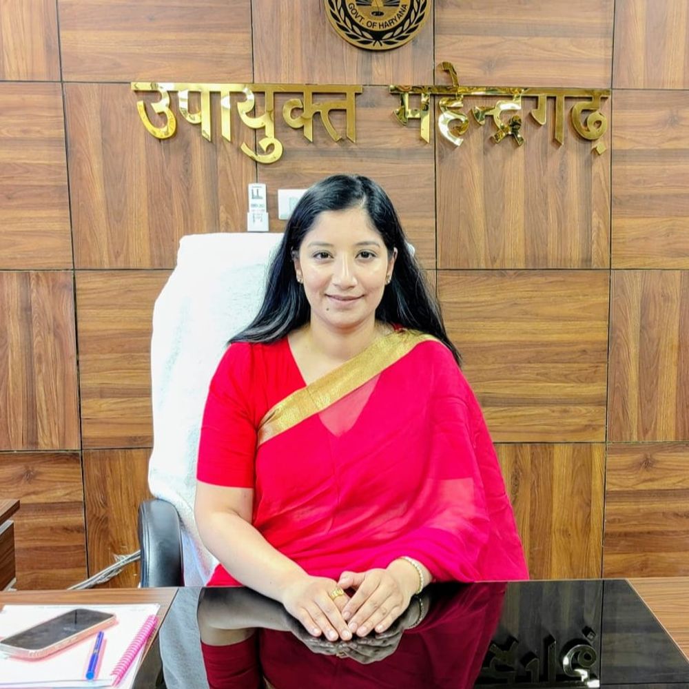 नारनौल में नव नियुक्त डीसी अनुपमा अंजलि ने संभाला कार्यभार:लघु सचिवालय का किया निरीक्षण, बोली टीम वर्क से करेंगे काम