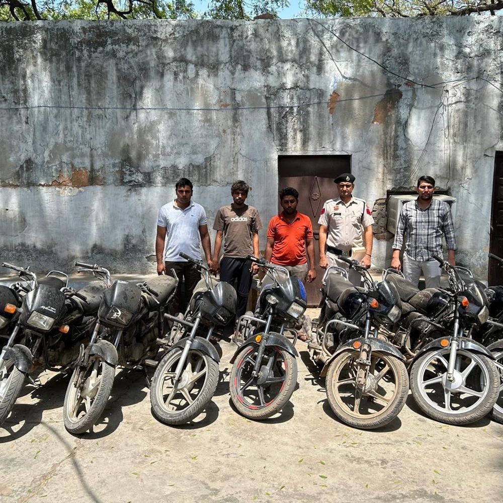 पलवल में वाहन चोर गिरोह के 2 सदस्य गिरफ्तार:चोरी की 8 बाइक बरामद, दोनों के खिलाफ पहले से 12 केस दर्ज