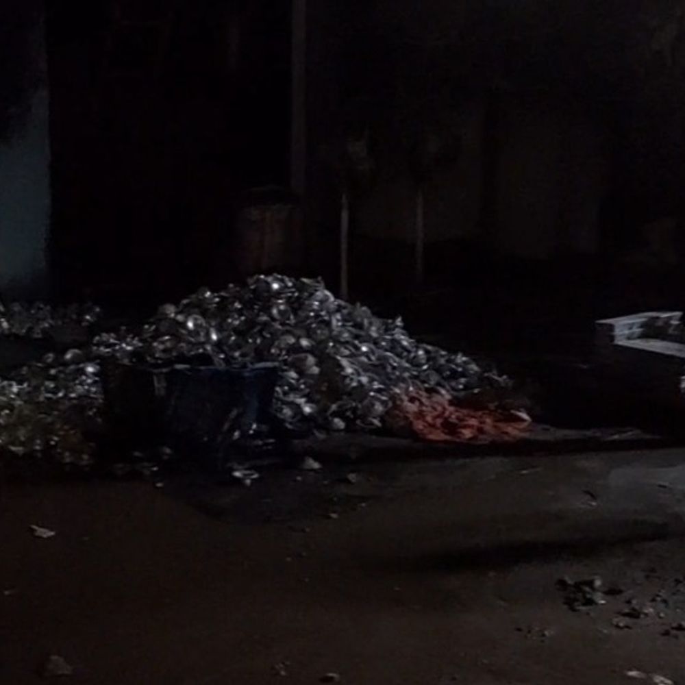 हापुड़ में रेगुलेटर फैक्ट्री में लगी आग:लाखों का सामान जला, आबादी के बीच चल रही यूनिट से लोगों में आक्रोश