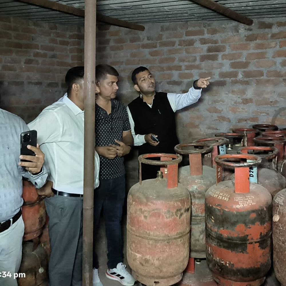 रिफिलिंग का अवैध खेल:देर रात छापेमारी में 210 सिलिंडर जब्त, रिफिलिंग का अवैध खेल