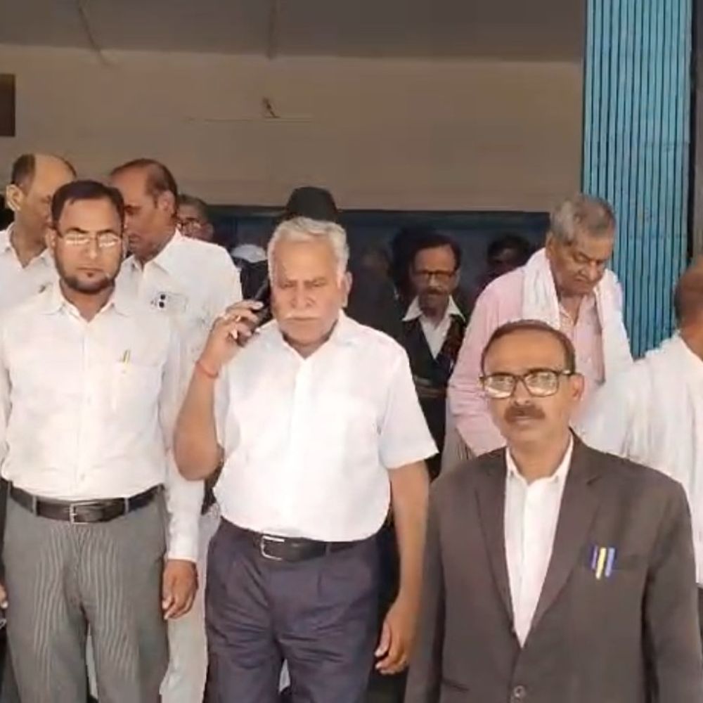 सांसद के आवास पर हमला, अधिवक्ताओं ने किया प्रदर्शन:फतेहपुर डीएम को दिया लेटर, भाजपा कार्यकर्ताओं पर कार्रवाई की मांग