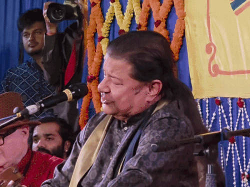 पद्मश्री अनूप जलोटा बोले-संगीत समारोह में चार्ज होने आता हूं:काशी बदली अयोध्या बदली अब मथुरा की बारी है गीत पर झूमें श्रोता, देखें VIDEO