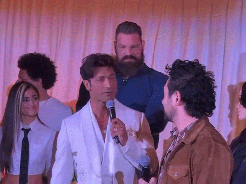 विद्युत जामवाल ने अमेरिका में सुनाया गायत्री मंत्र:हॉलीवुड फिल्म स्ट्रीट फाइटर के ट्रेलर लॉन्च पर पढ़े वैदिक मंत्र; फिल्म में बने हैं योग गुरु