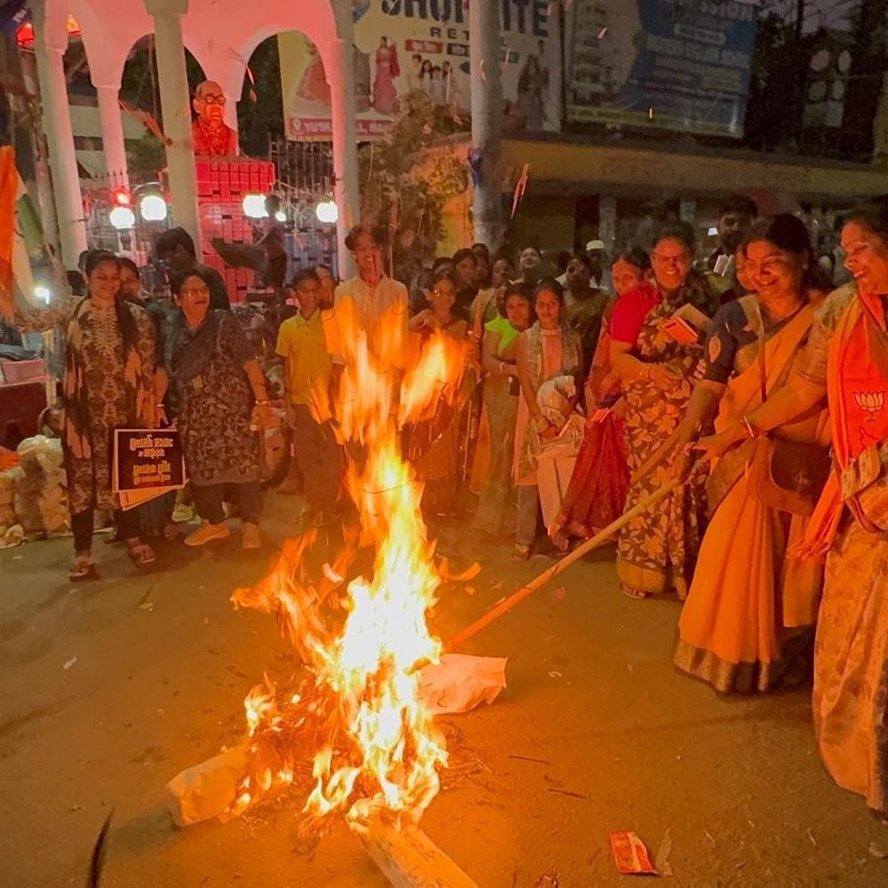 नवादा में राहुल गांधी का पुतला जलाया:भाजपा महिला मोर्चा ने महिलाओं के अपमान के मुद्दे पर जताया विरोध