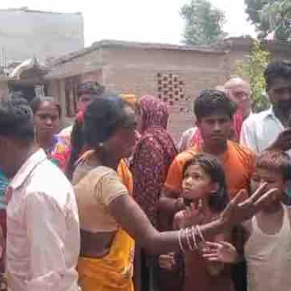 मोतिहारी में स्नेक बाइट से युवक की मौत:पत्नी ने बिस्तर पर देखा , ग्रामीणों ने सांप को डिब्बे में बंद किया