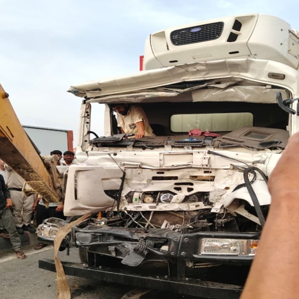 ग्वालियर में तेज रफ्तार ट्रक टैंकर से टकराया:चालक केबिन में फंसा, लोहे की बॉडी काटकर निकाला गया; हाईवे पर लग गया था जाम