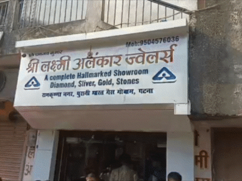 डकैती के बाद डकैतों ने गहने बांट लिए थे:2 दिन पहले ज्वेलरी शॉप में हुई थी वारदात, पुलिस को अपराधियों के कपड़े मिले; SIT बनी