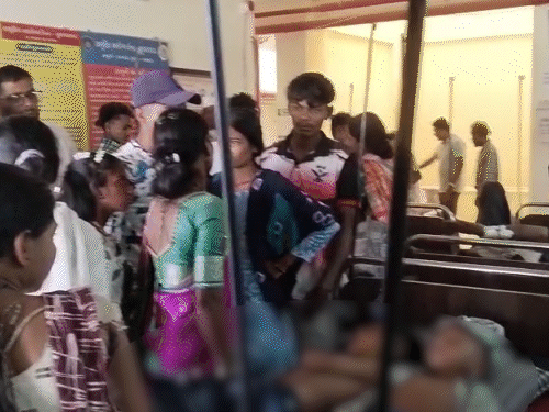 गुजरात के वलसाड में सड़क हादसे में 8 की मौत:ब्रेक फेल होने से ढलान पर लुढ़ककर पलटी पिकअप, 28 लोग सवार थे