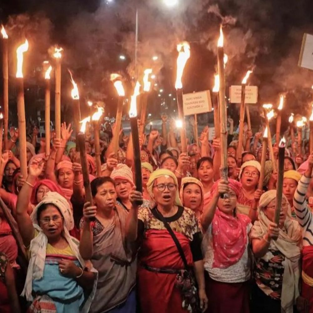 मणिपुर में मेइरा पाईबी की महिलाएं उतरीं सड़कों पर:दिन में रास्ते रोक कर धरना, रात में मशाल रैलियों से कानून-व्यवस्था संभाल रहीं