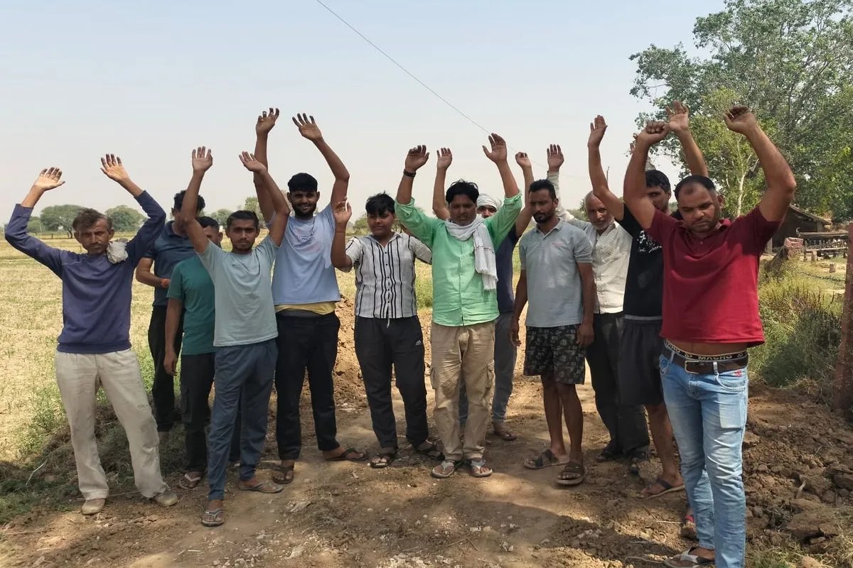 सडक़ निर्माण में घटिया सामग्री को लेकर ग्रामीणों ने किया प्रदर्शन