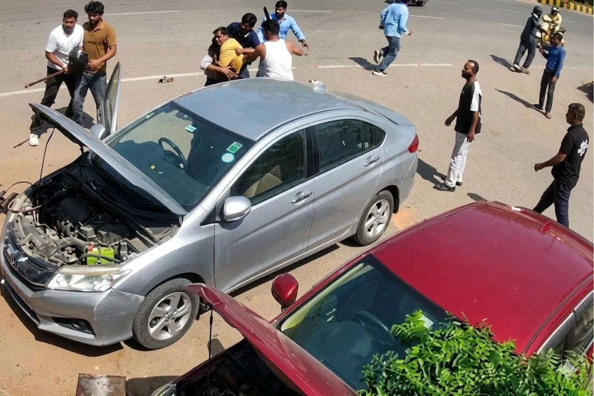 जयपुर में गुंडागर्दी: सरेआम गैराज में घुसे बदमाश, मैकेनिक को लाठियों से बेरहमी से पीटा; रोंगटे खड़े कर देगा CCTV फुटेज