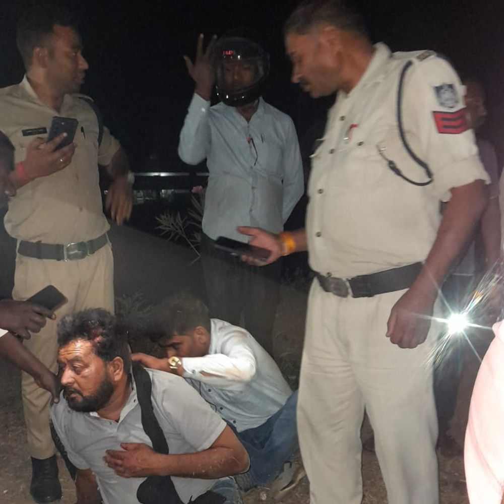 बच्चों को बचाने में बाइक फिसली, युवक घायल:डायल-112 ने पहुंचाया अस्पताल, बहुती स्कूल के सामने हादसा