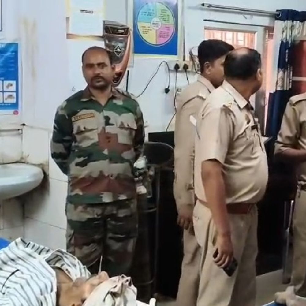 स्लीपर बस में डंपर ने पीछे से मारी टक्कर:औरैया एक्सप्रेसवे पर कई यात्री घायल, अस्पताल में भर्ती