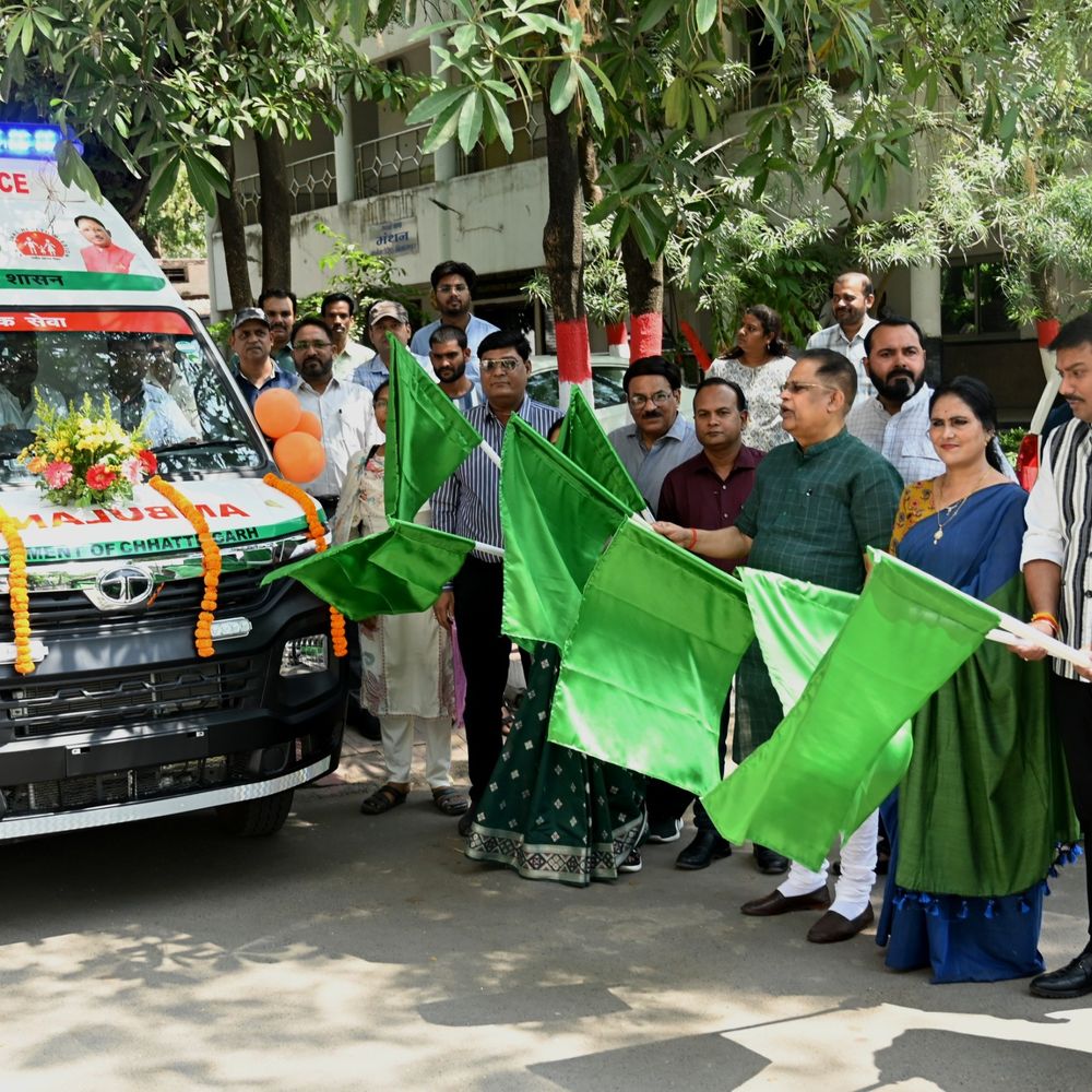 बिलासपुर में 108 सेवा में 16 नई एम्बुलेंस शामिल:जनप्रतिनिधियों ने हरी झंडी दिखाई, आपातकालीन सेवाएं होंगी मजबूत