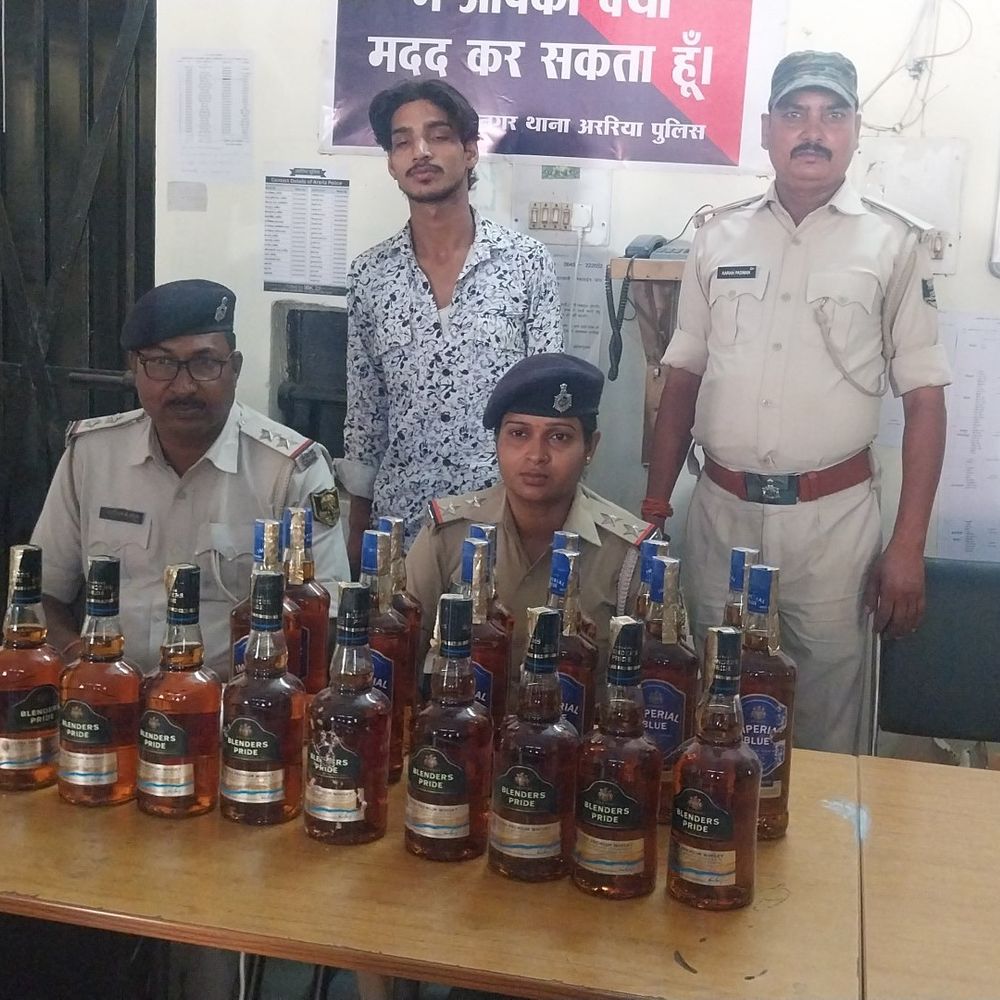 अररिया में अवैध शराब तस्करी का प्रयास फेल:पुलिस ने बस से 21 बोतल अंग्रेजी शराब के साथ युवक को पकड़ा
