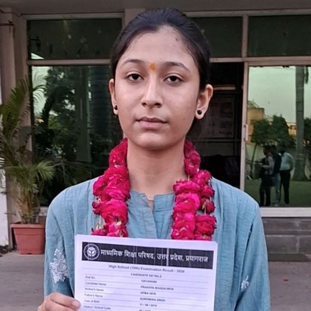 इटावा में सिक्योरिटी गार्ड की बेटी हाईस्कूल टॉपर:प्रख्या भदौरिया को प्रदेश में 5वां स्थान मिला, 600 में से 582 अंक मिले