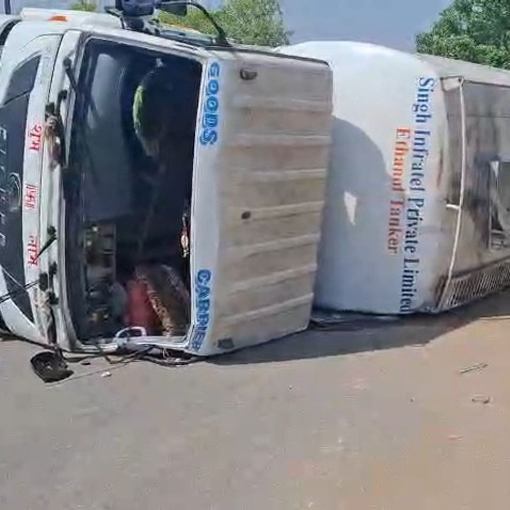 गिरिडीह में दो सड़क हादसे; बड़ा नुकसान टला:देवरी में इथेनॉल टैंकर पलटा, होरोडीह में बैटरी लदा पिकअप खेत में गिरा