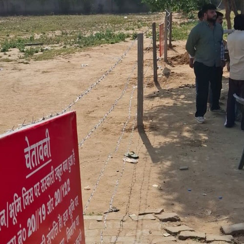 सोहना नगर परिषद ने कब्रिसतान से अवैध कब्जा हटाया:लोगों ने किया विरोध, एक घंटे बाधित रहा काम, 3 घंटे चली कार्रवाई