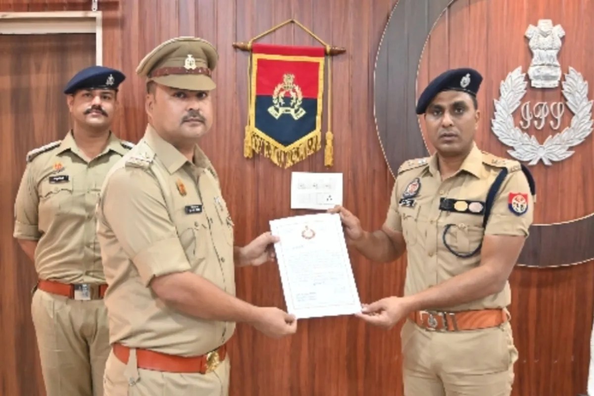 Azamgarh News: मेटा अलर्ट से युवती की जान बचाने वाले पुलिस कर्मी सम्मानित, 8 मिनट में घर पहुंच कर बचाई थी जान