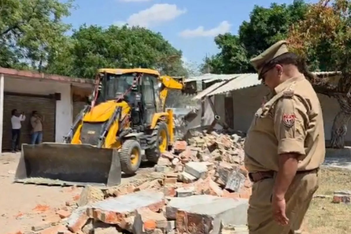 गोंडा में गरजा बुलडोजर मदरसा सहित कई मकान- दुकान ढहाए गए… भारी संख्या में फोर्स की गई तैनात