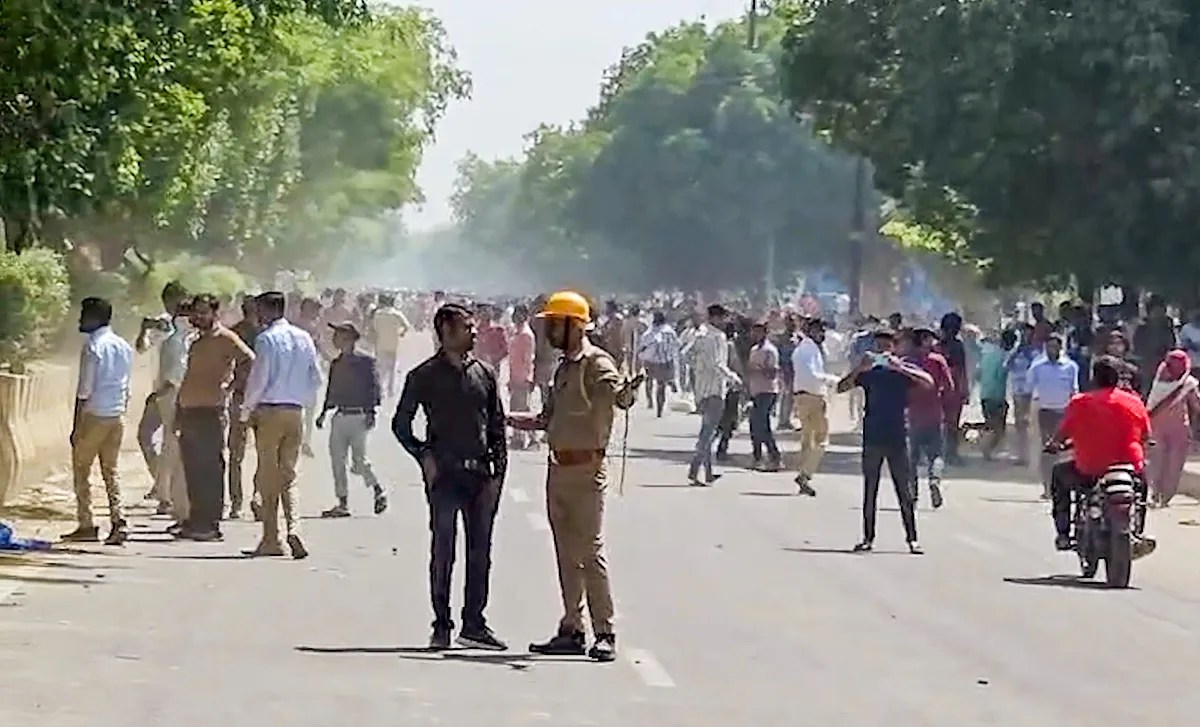 ओवरटाइम और रविवार को काम पर दोगुना भुगतान, नोएडा में कर्मचारियों के विरोध के बाद डीएम का आश्वासन