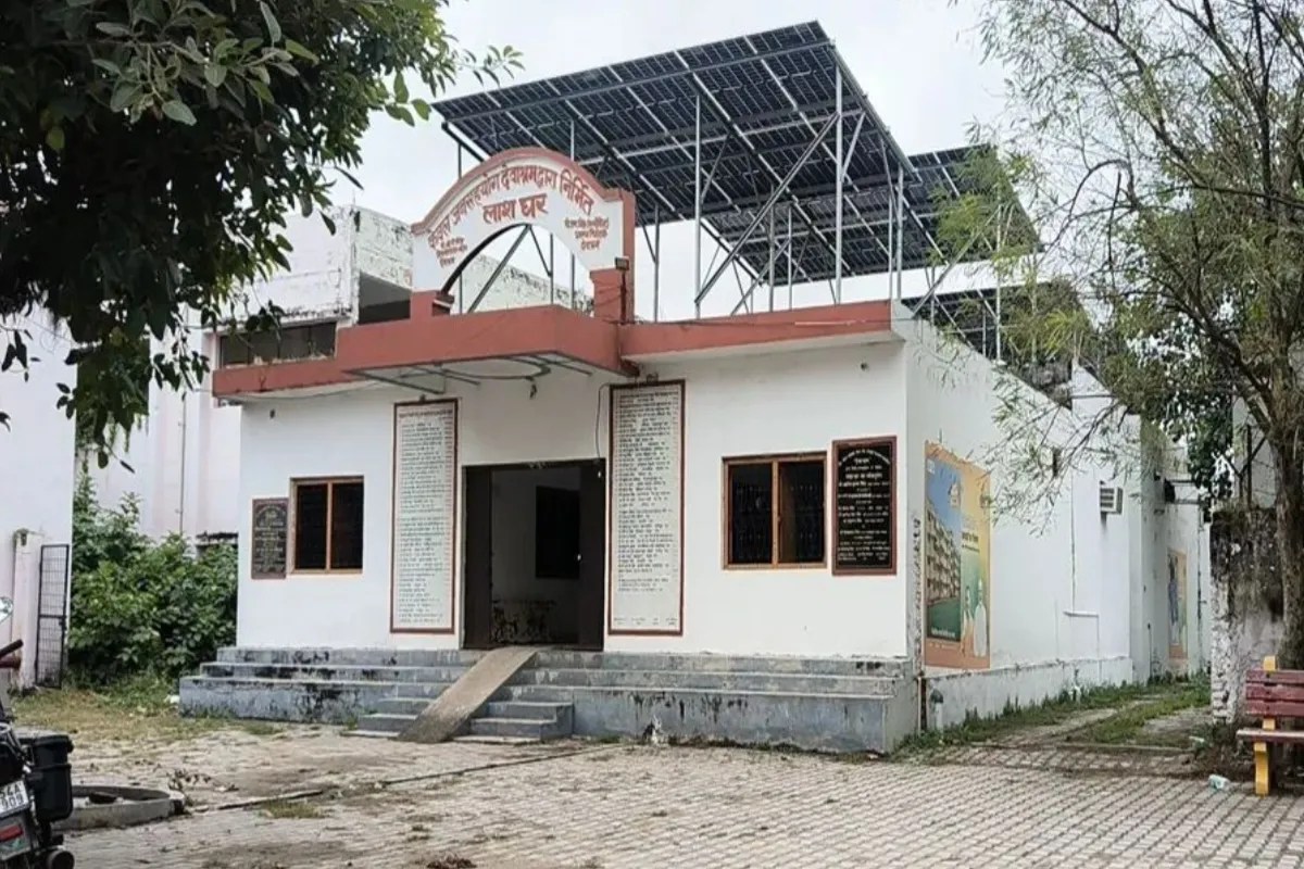 Mau News: गाजियाबाद से आई महिला ने होटल में लगाई फांसी, साथ था 4 साल का बेटा भी, प्रेमी को पुलिस ने किया गिरफ्तार