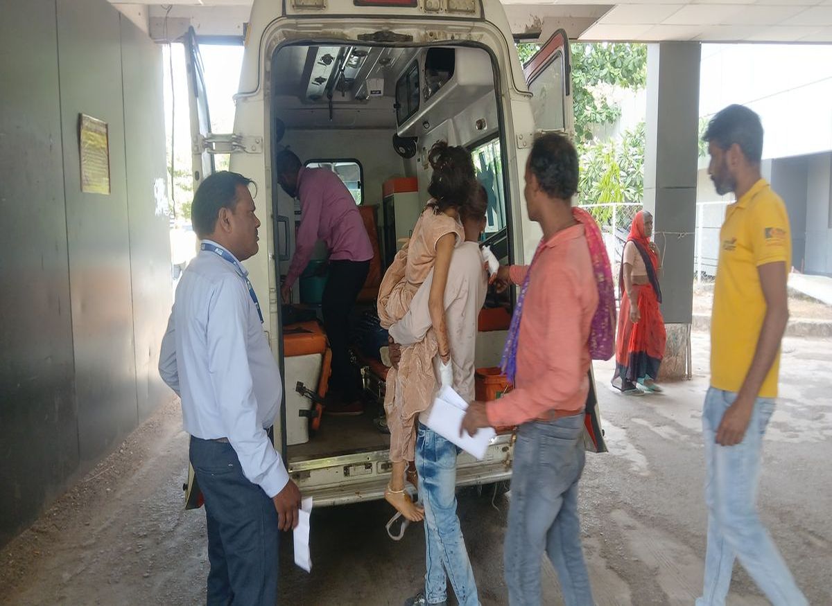 शादी सम्मेलन में जा रहे इंदौर के परिवार की कार पलटी, महिला की मौत