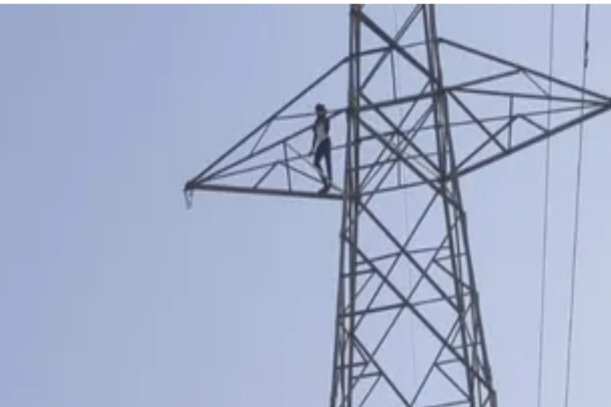 Azamgarh News: प्रेमी से मिलने पहुंची प्रेमिका चढ़ी टावर पर, 3 घंटे तक चला हाई वोल्टेज ड्रामा