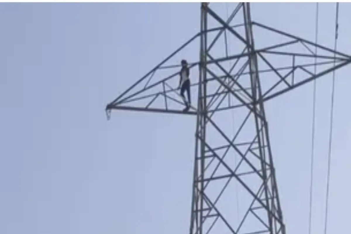 टावर पर चढ़े मिथुन पर पॉक्सो एक्ट में मुकदमा, नाबालिग प्रेमिका से बात की जिद को लेकर किया था ड्रामा