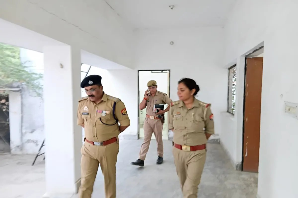 Mau Police: एसपी ने महिला थाना और बैरक का किया औचक निरीक्षण