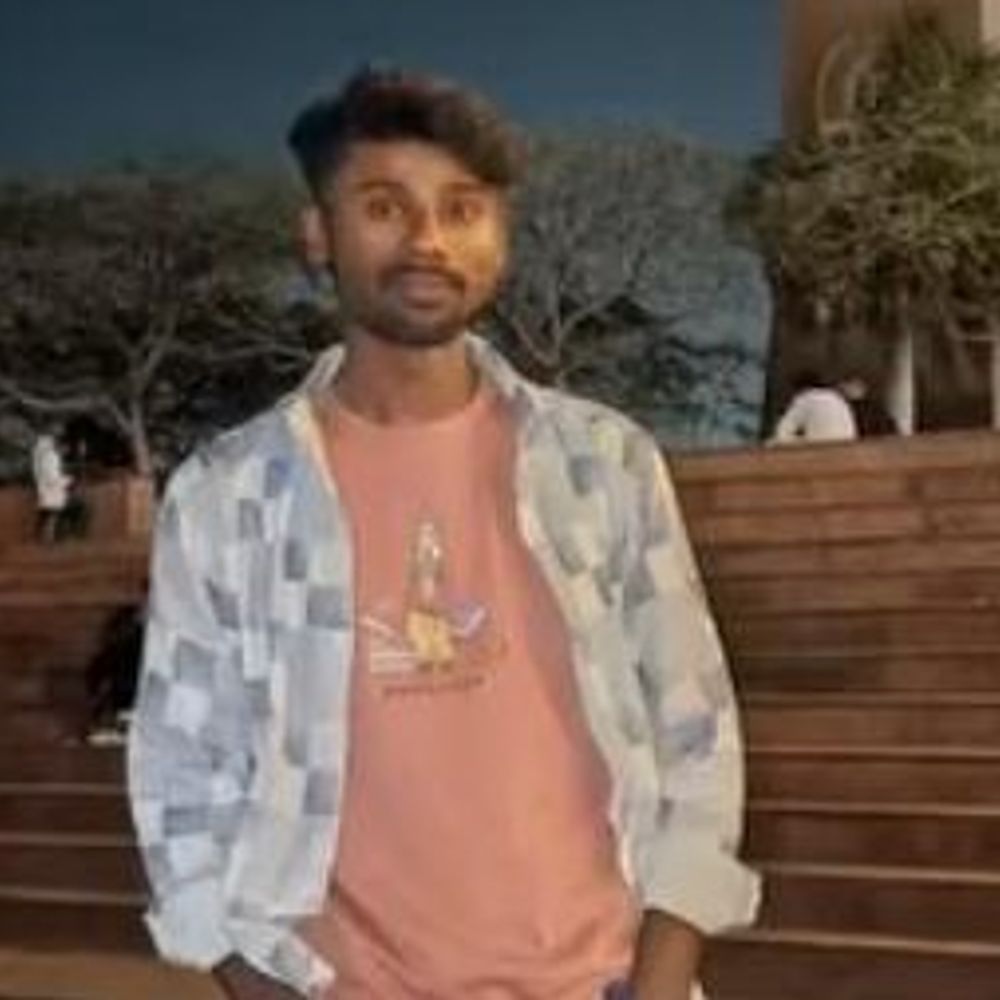 सीतापुर सड़क हादसे में दो युवकों की मौत:NH30 पर खड़े कैंटर से टकराई बाइक, लखनऊ से सीतापुर लौट रहे थे